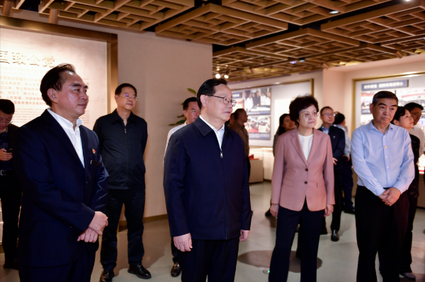 蒋作君一行参观中国民主党派历史陈列馆